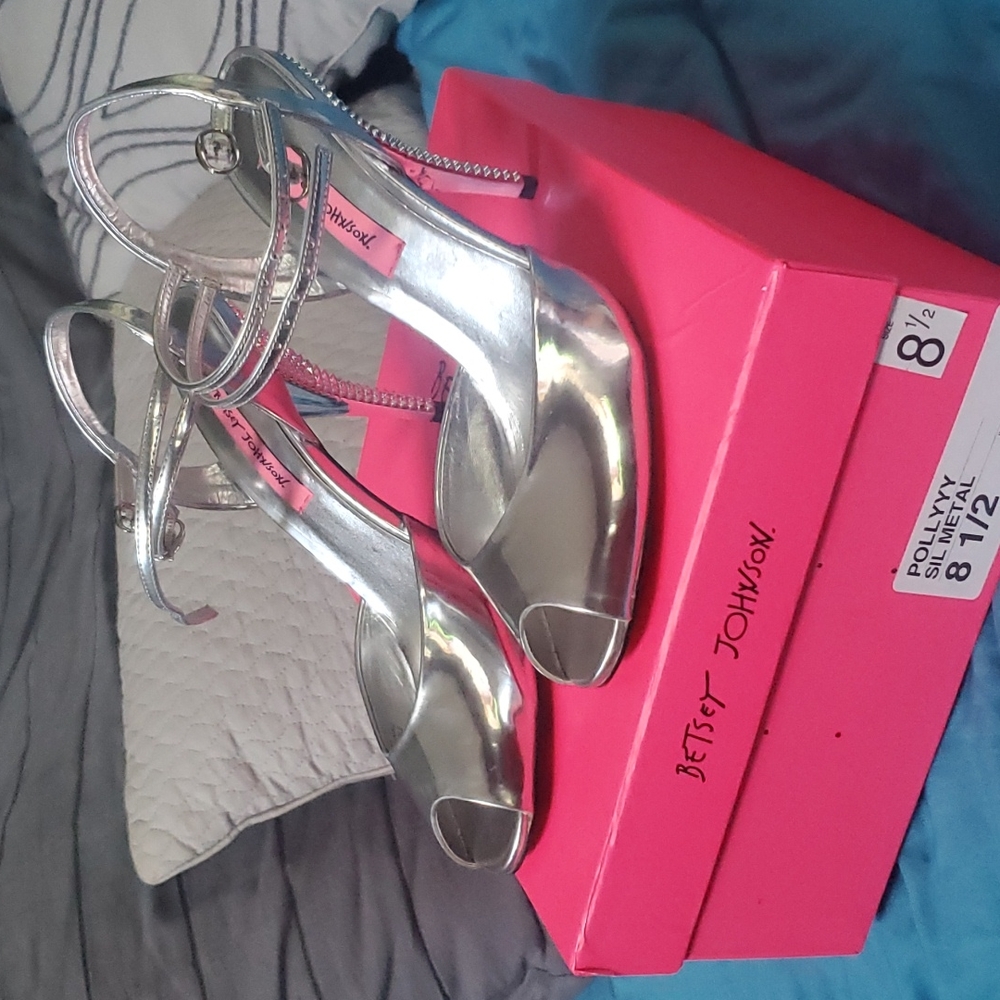 🎀Betsey Johnson Pollyyy Silver Metal Peep toe heels 👠 ♥️